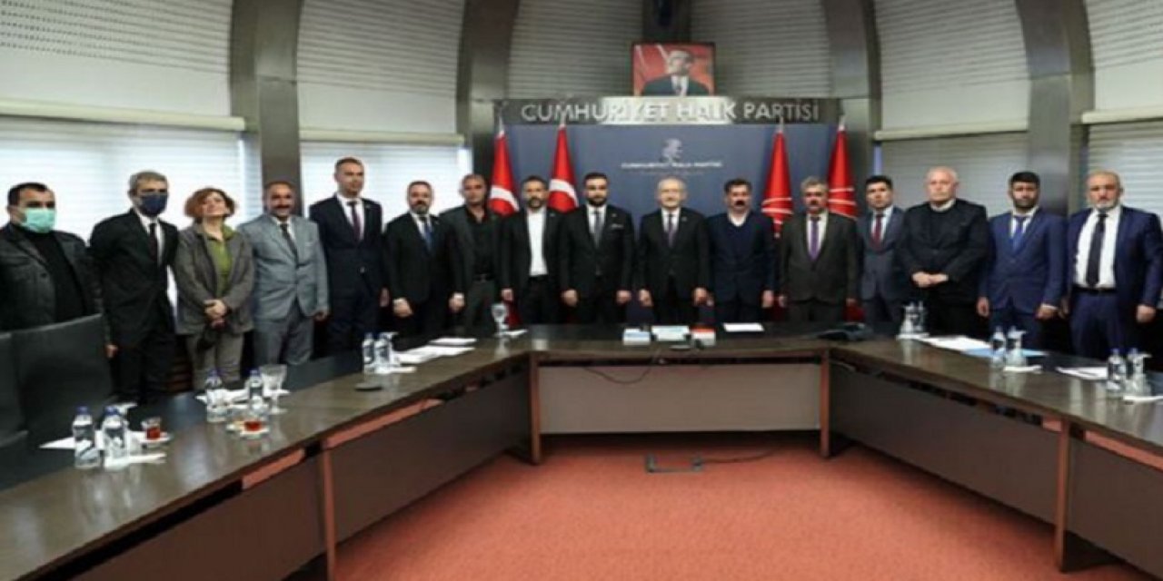 AKP'den istifa edip CHP'ye katıldı; fotoğrafı çıkınca görevden alındı