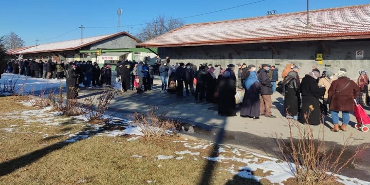 Dondurucu soğuğa rağmen yurttaşlar ucuz yağ kuyruğu oluşturdu