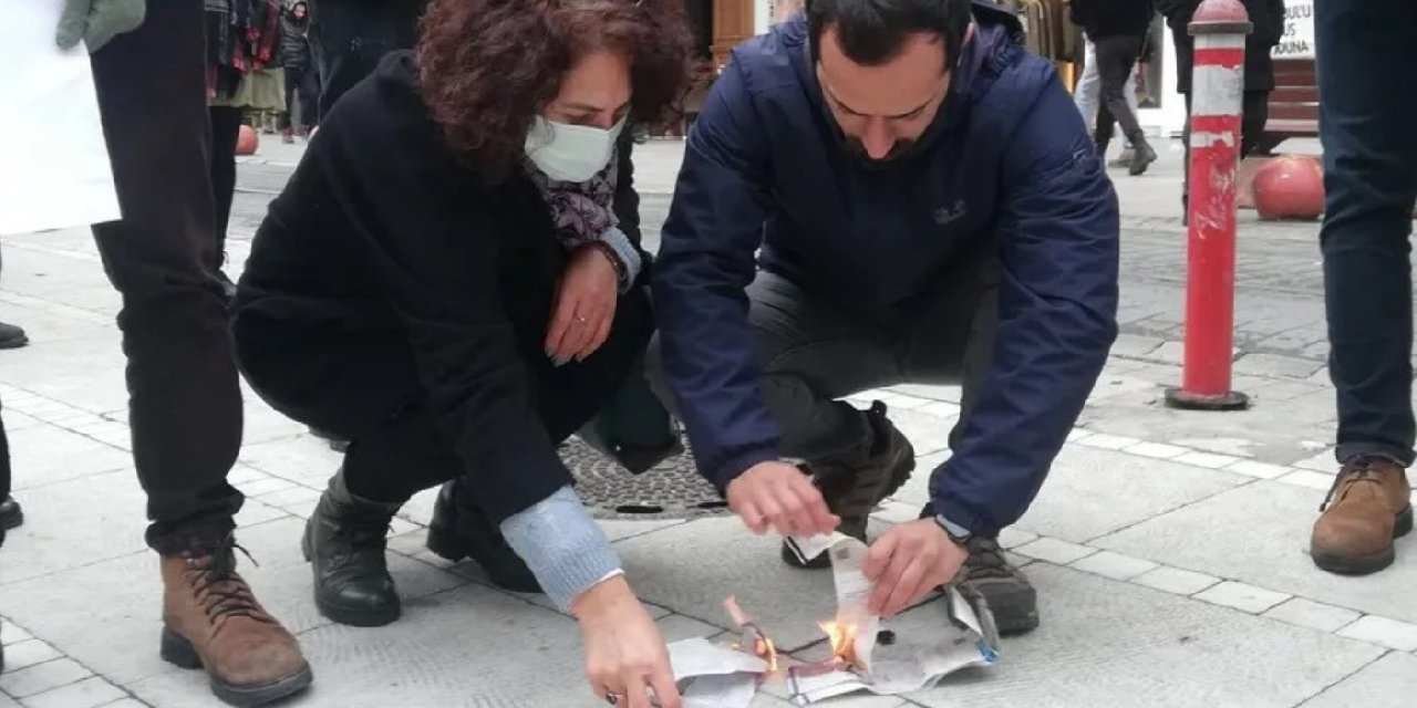 Kadıköy'de zam protestosu: Faturaları ateşe verdiler