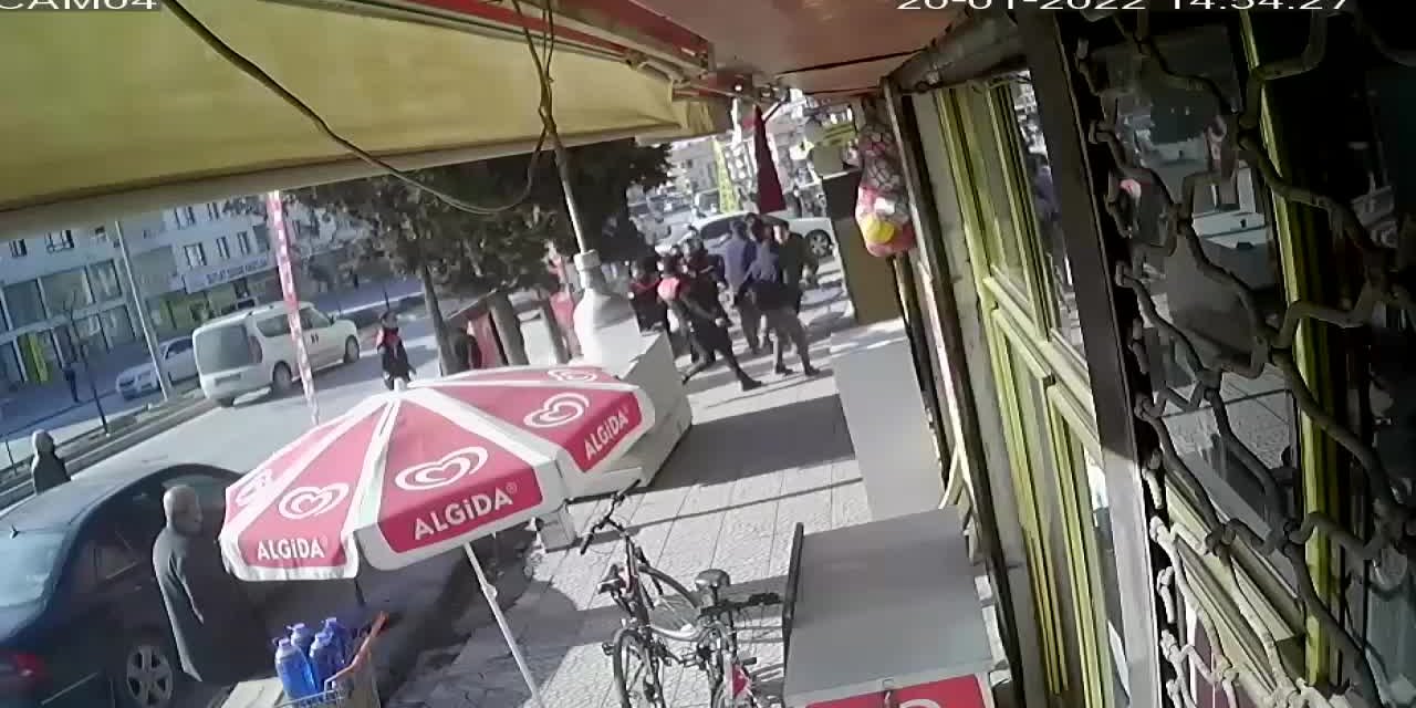 Ankara'da polis, esnafı tekme tokat dövdü