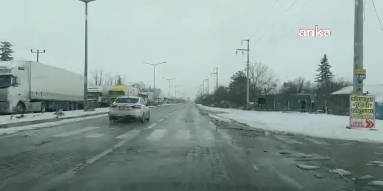 Yoğun kar yağışı nedeniyle Konya- Ereğli yolu trafiğe kapandı