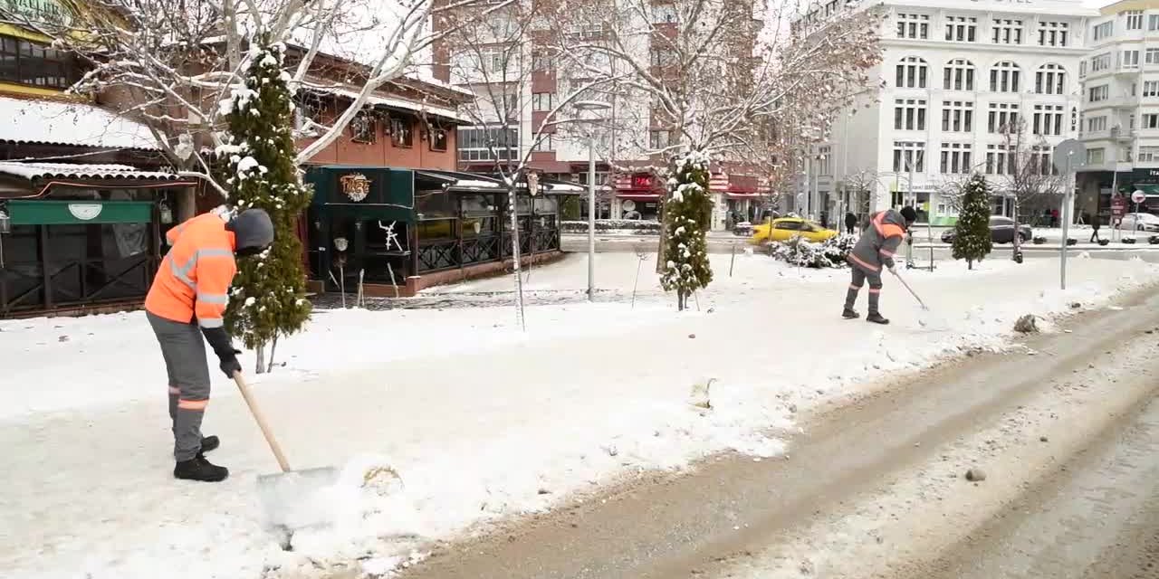 Tepebaşı'nda kar ile mücadele devam ediyor