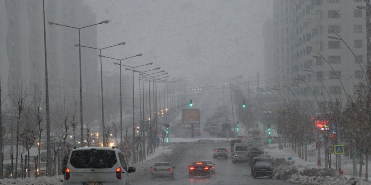 Yol kapandı, seferler durduruldu, insanlar mahsur kaldı... Kar hayatı felç etti
