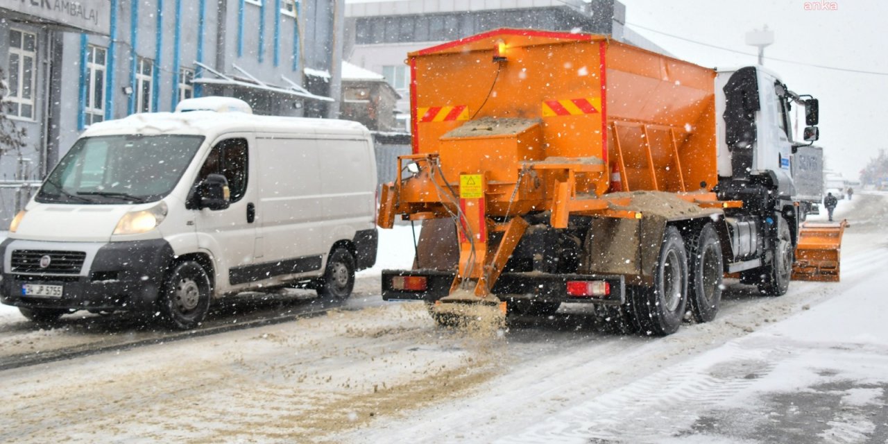 Esenyurt'ta kar küreme ve tuzlama çalışmaları devam ediyor
