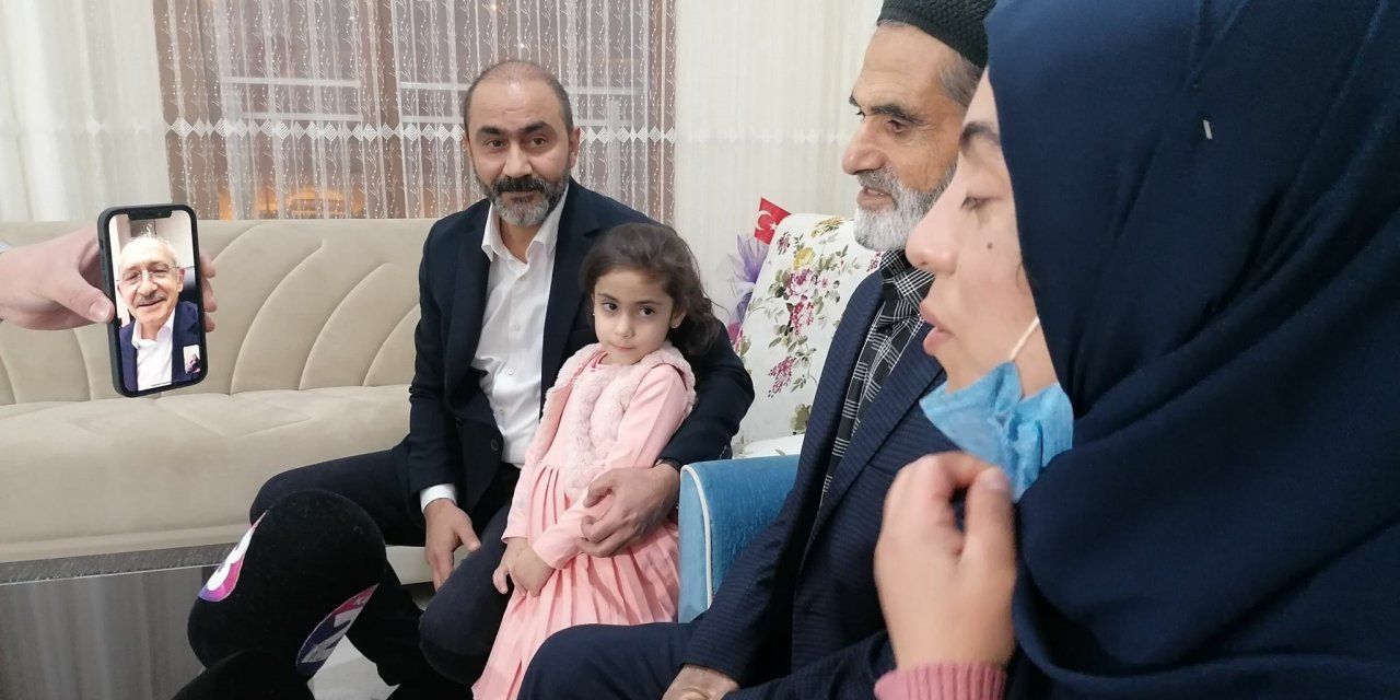 CHP lideri Kılıçdaroğlu, Elazığ depreminde enkazdan 28 saat sonra kurtarılan Yüsra bebek ve ailesiyle görüştü