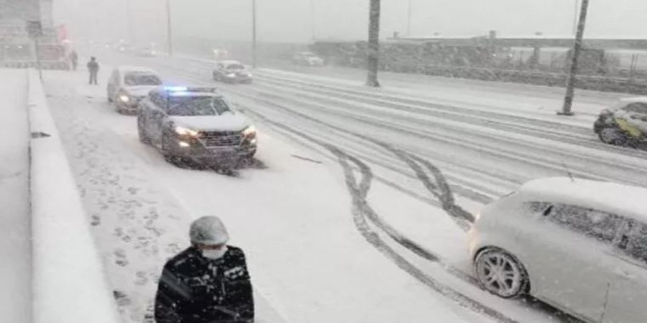 İstanbul'da kar tipiye döndü, trafik kapandı