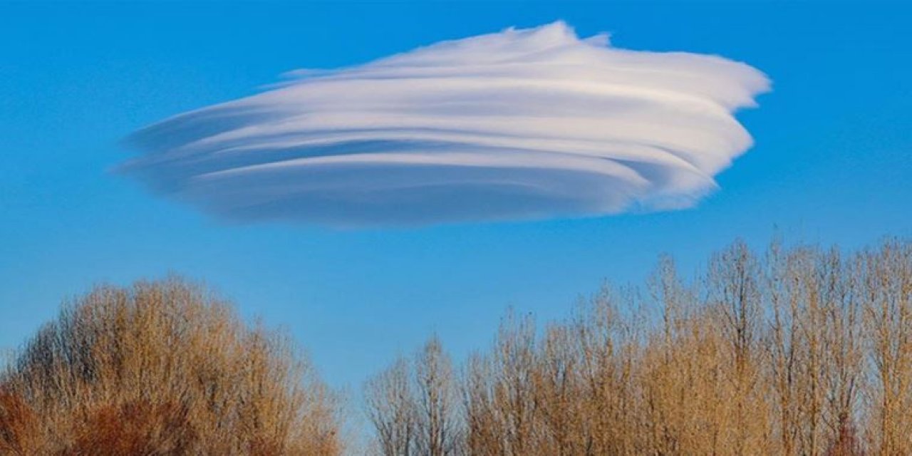 Saatlerce aynı yerde kaldı: Gökyüzünde mercek bulutu görüldü