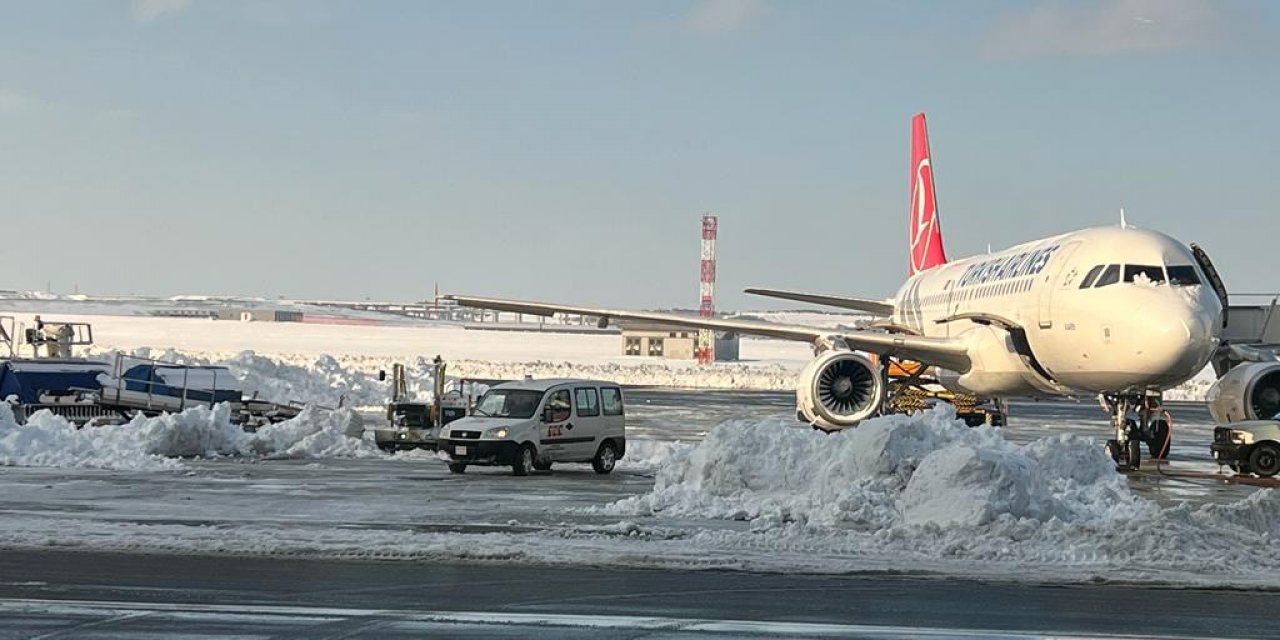 İstanbul Havalimanı'nda son durum: Onlarca uçuş iptal oldu, sıkıntılar devam ediyor