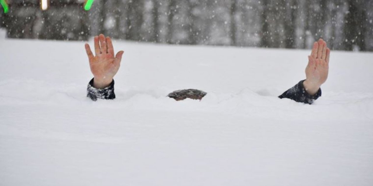 Görenler şoke oldu: Kar kalınlığı insan boyunu geçti