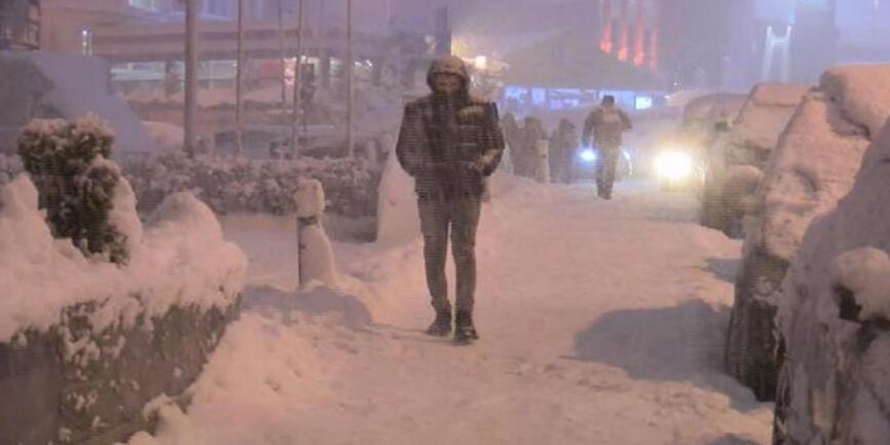 Kar İstanbul'u terk etmedi: İBB, beklenen yağış için saat verdi