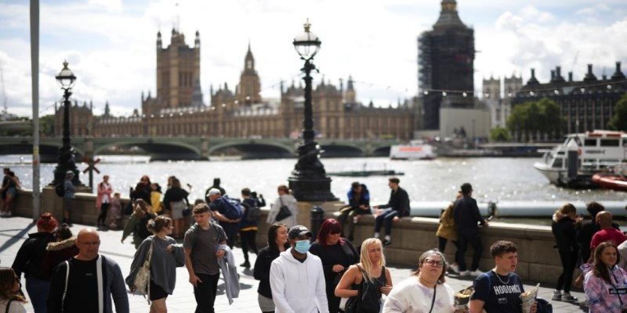 İngiltere’de yeni karar: İç mekanlarda kaldırıldı