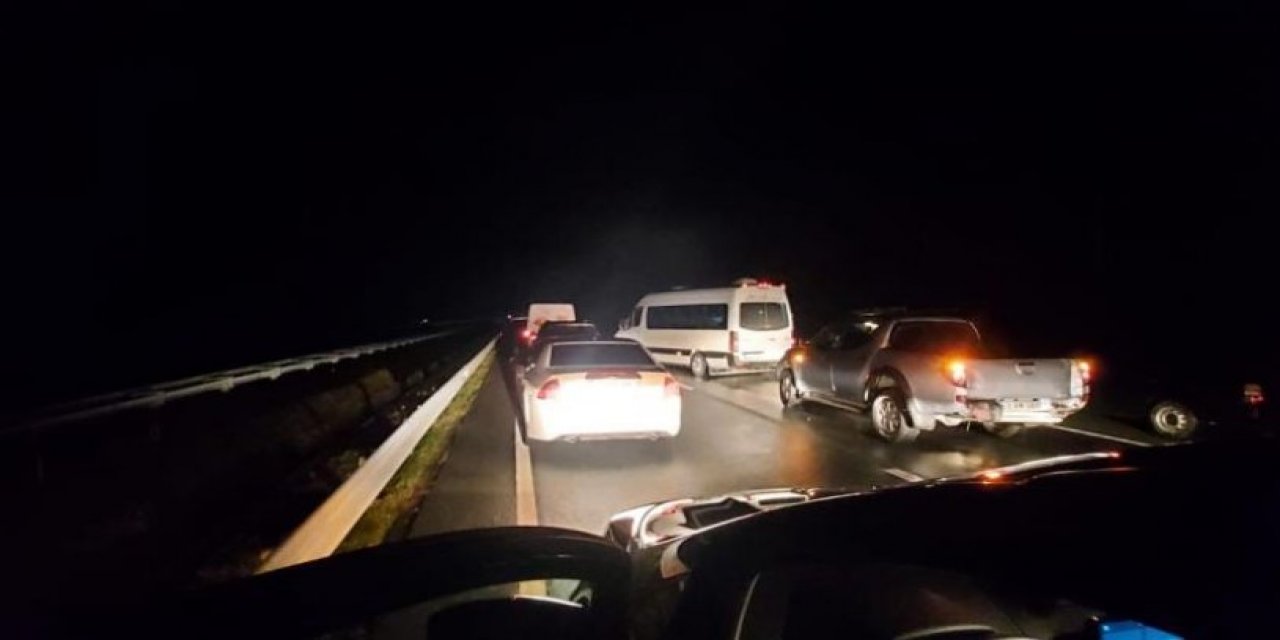 Artvin'de heyelan meydana geldi: Karadeniz Sahil Yolu trafiğe kapandı