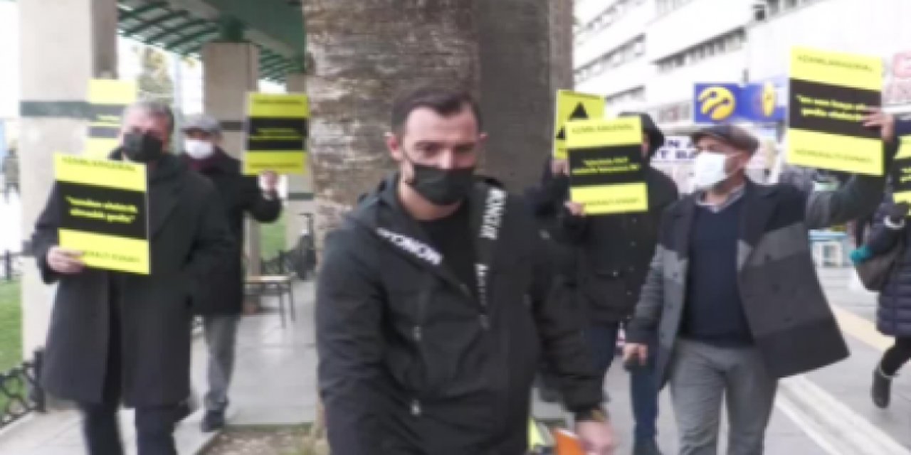 İzmir'de esnaf elektrik zammını protesto etti: 'Nefes alamaz hale geldik, zamlara geri alın'