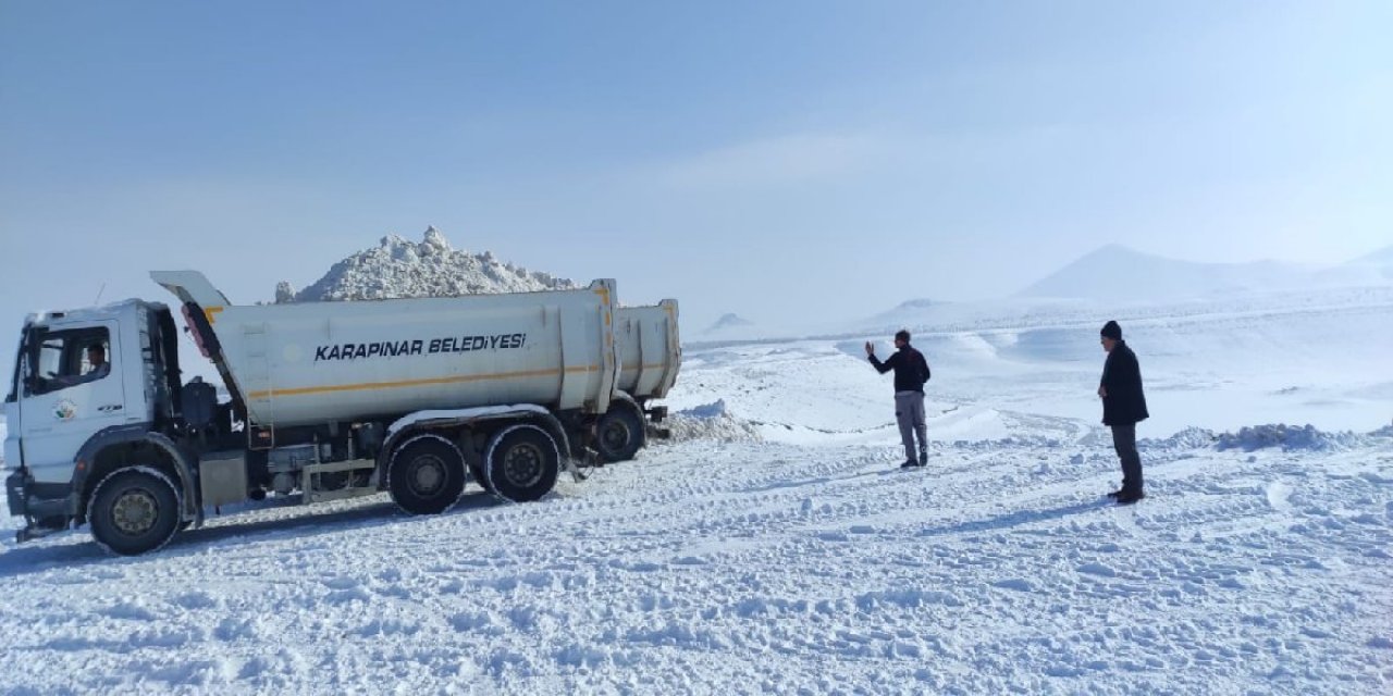 Kuruyan Meke Gölü’ne kamyonlarla kar taşınıyor