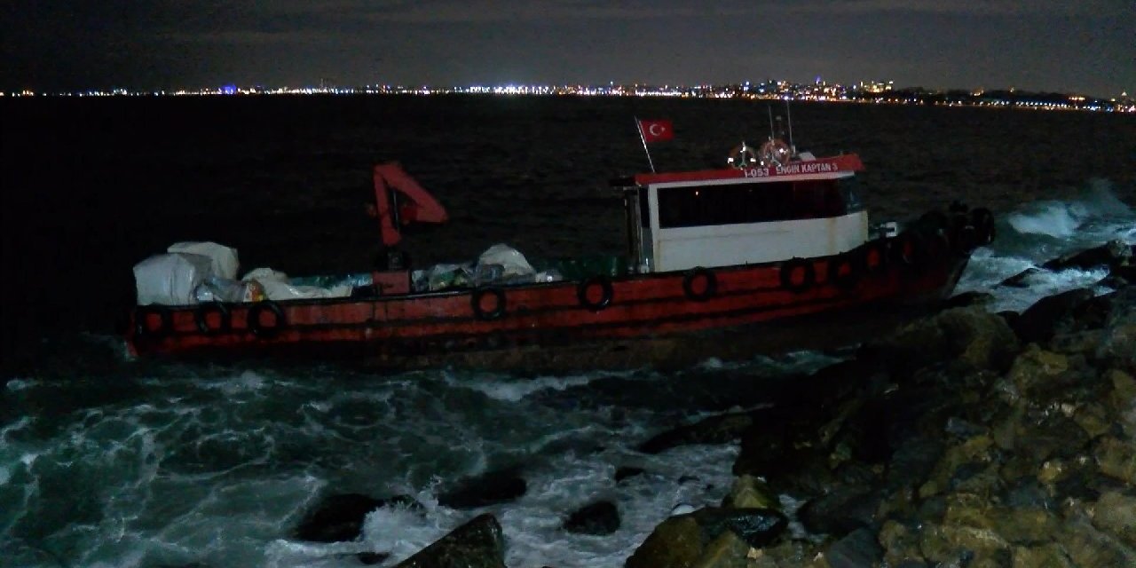 Kadıköy'de balıkçı teknesi kayalıklara çarptı
