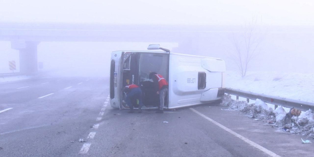 İstanbul'da polisleri taşıyan minibüs devrildi: Yaralılar var