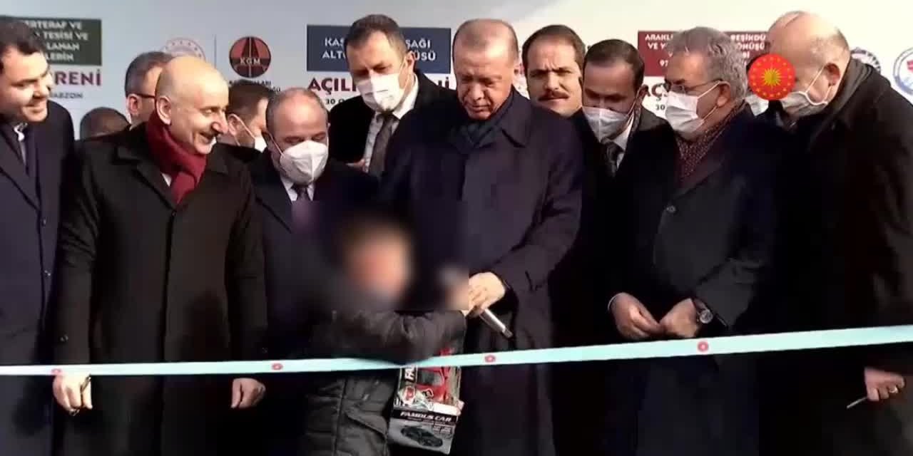 Erdoğan'ın küçük bir çocuğa mikrofon vermesi tepki çekti: “Bu vahşet Türk siyasetinde ilk kez görülüyor"