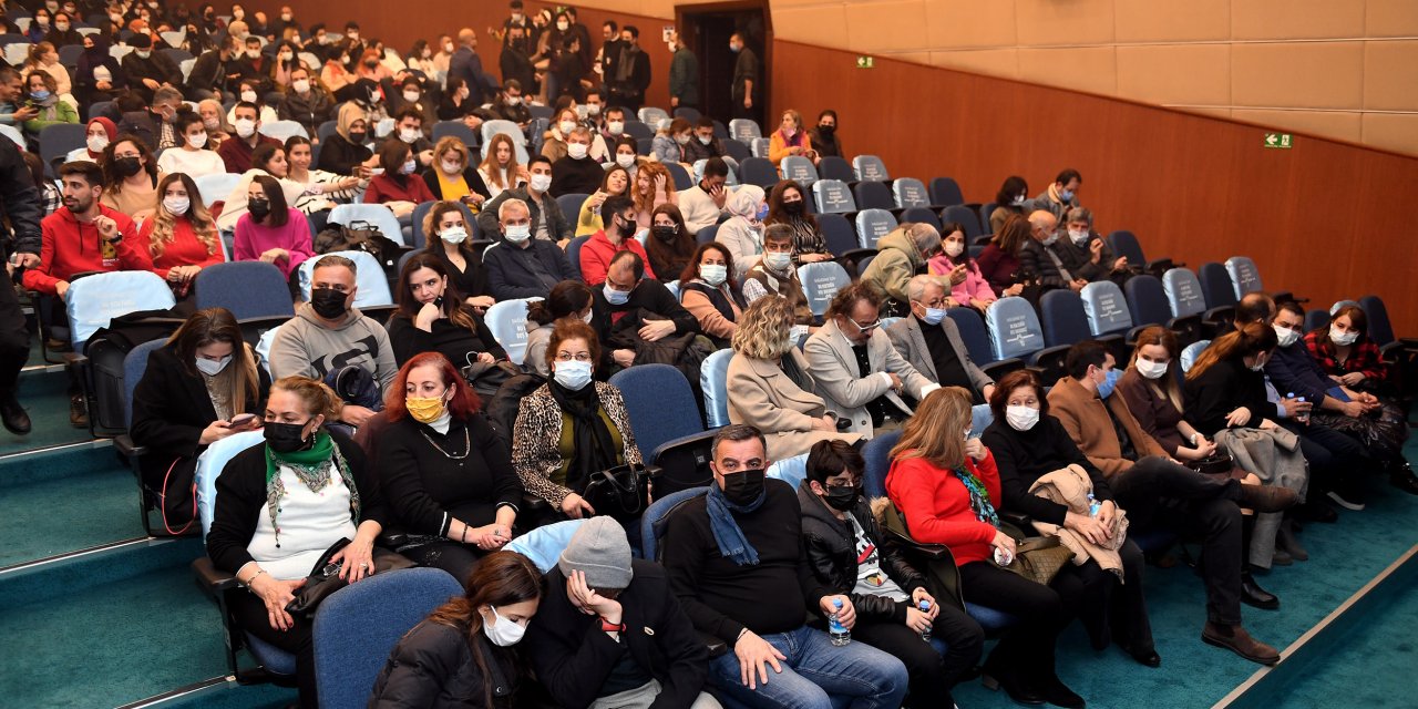 Mersin Büyükşehir Belediyesi Şehir Tiyatrosu “Buzlar Çözülmeden” oyununun prömiyerini yaptı