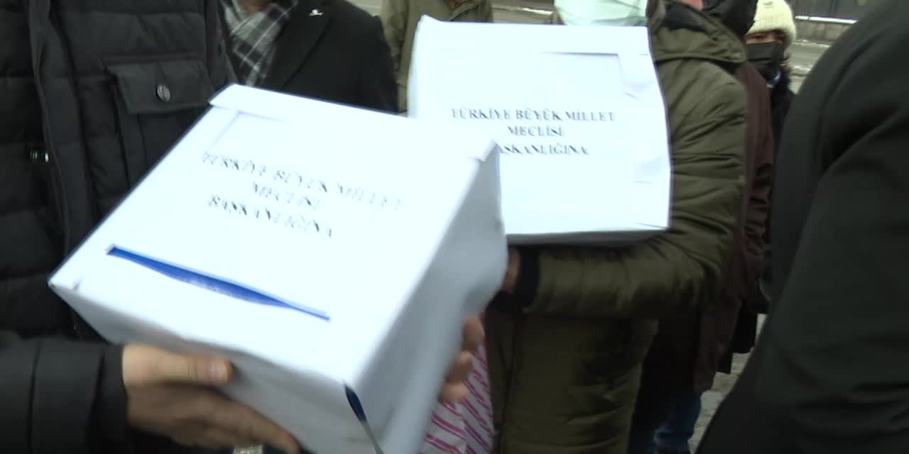 Öğretmenlik Meslek Kanunu'na itiraz dilekçelerini Meclis'e vermek isteyen eğitimcilere polis müdahale etti