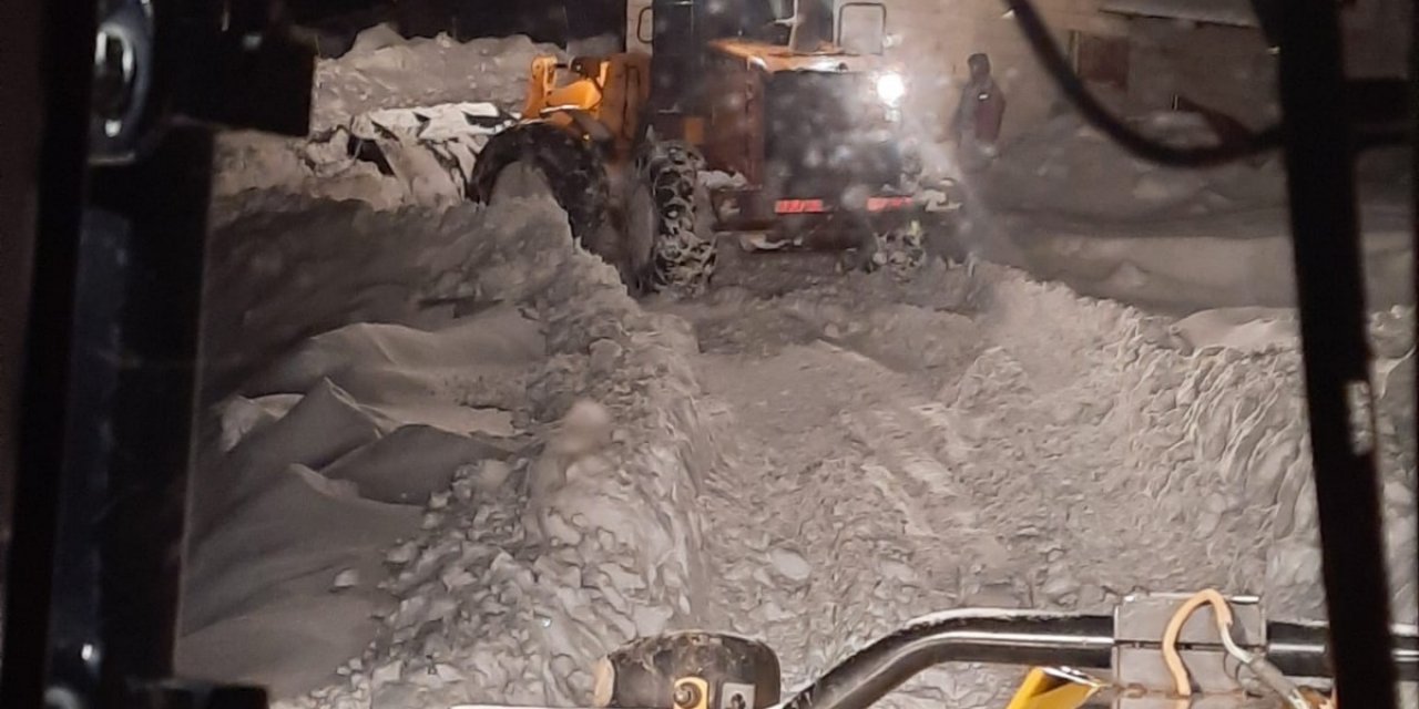 Mezitli Belediyesi ekipleri, Şahin ailesini kar esaretinden kurtardı