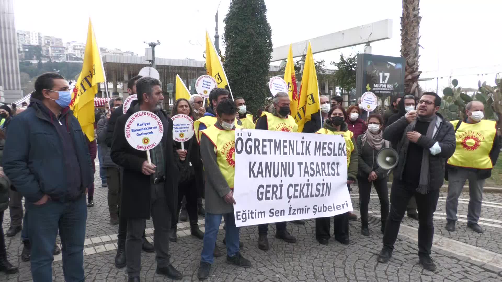 İzmir'de 'Öğretmenlik Meslek Kanunu' protestosu: "Derhal geri çekilmeli"