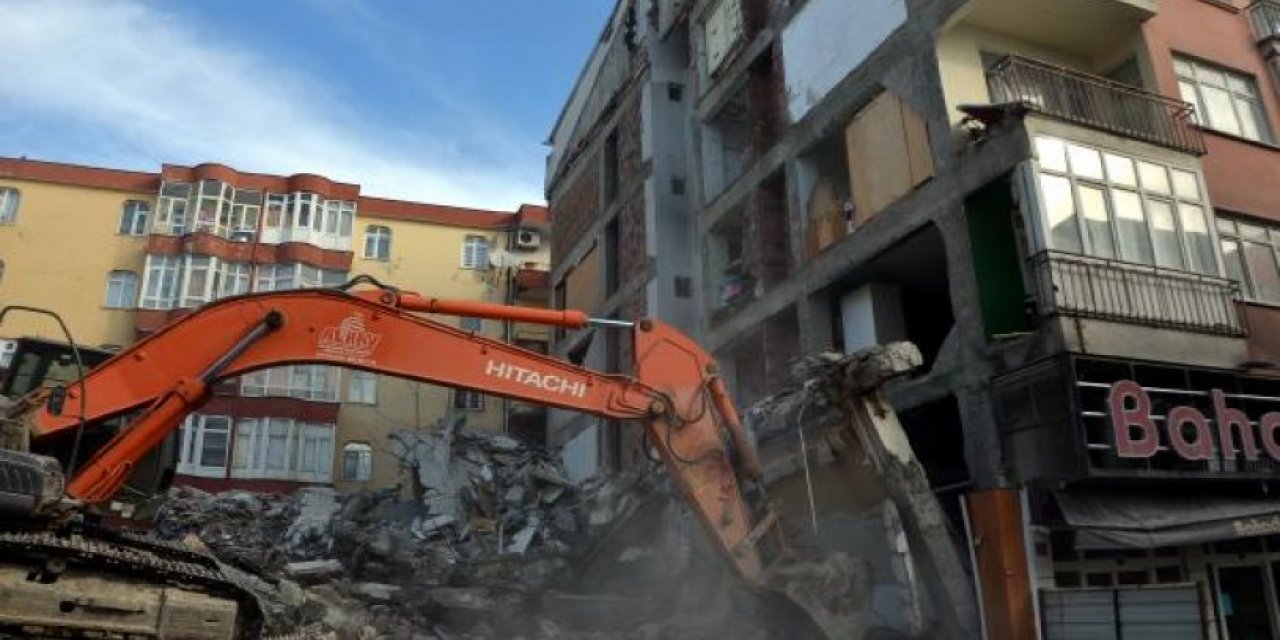 40 yıldır ölümle burun buruna yaşadıkları bina yıkılınca ortaya çıktı