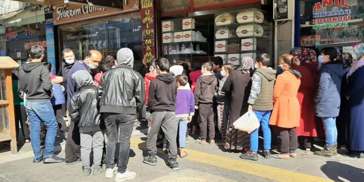 Bir utanç karesi daha: Yurttaşlar askıda ekmek kuyruğunda