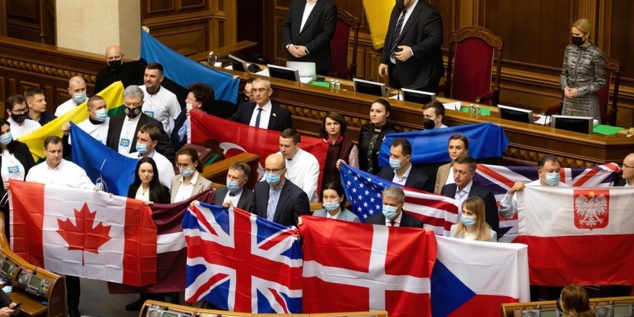 Rusya-Ukrayna gerilimi: Vekillerden Türk bayraklı eylem