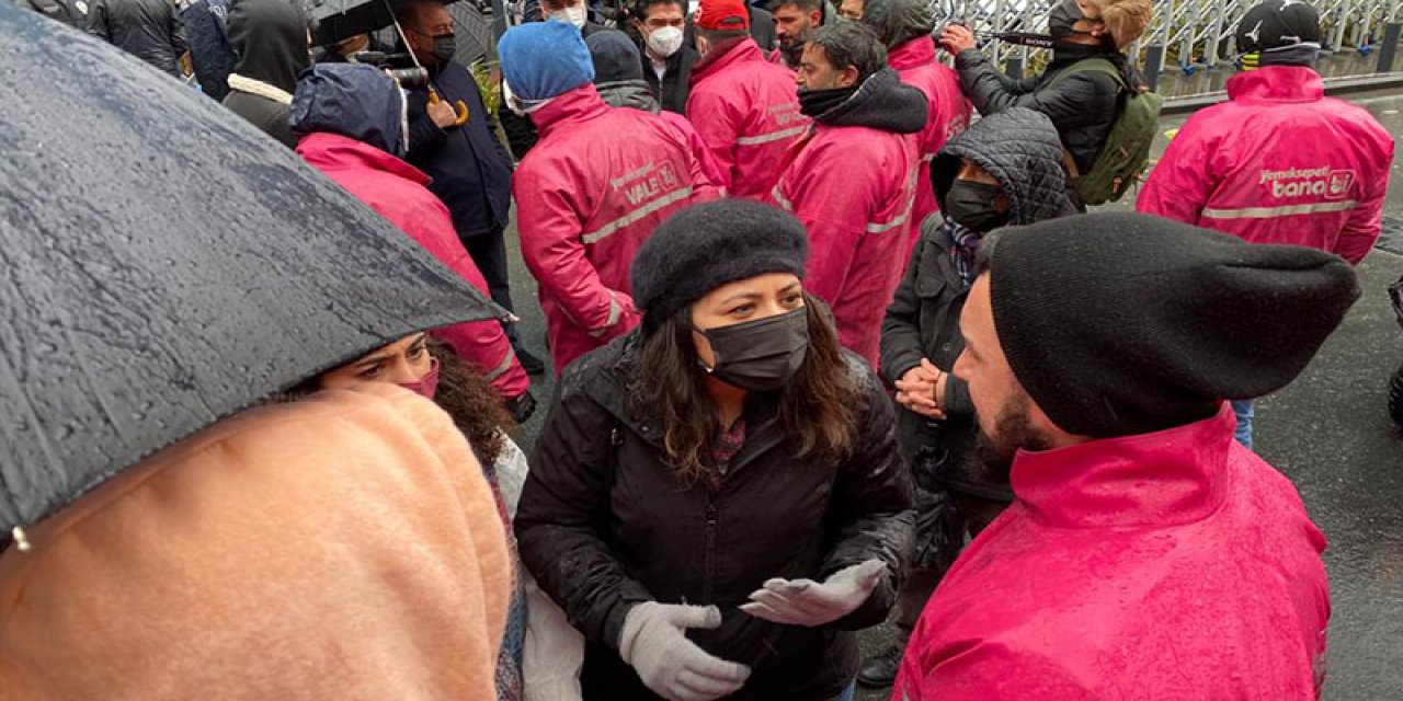 Sera Kadıgil'den direnişteki işçilere destek: "Yemeksepeti, işçilerine yüzde 1 zammı bile çok görüyor"