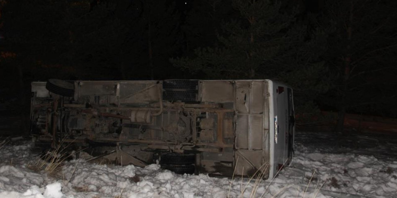 Palandöken'de turistleri taşıyan midibüs devrildi: 25 yaralı