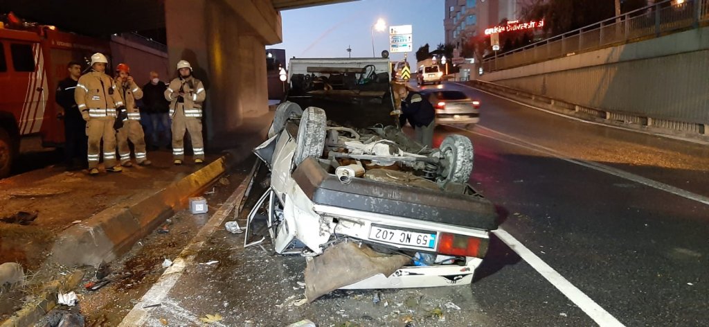 Avcılar'da otomobil viyadükten uçtu: 3 yaralı 