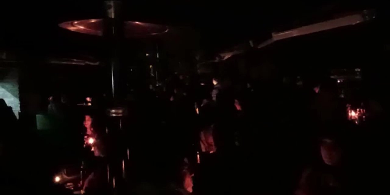 Bursa'da kafe, bar ve restoranlar bir saat boyunca ışıklarını kapatarak elektrik zamlarını protesto etti
