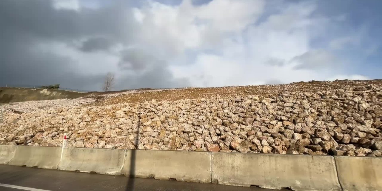 Samsun - Sinop karayolunda istinat duvarı yıkıldı