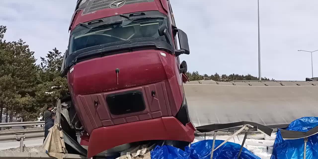 Çorum'da otomobil tıra çarptı: 1 ölü, 2 yaralı