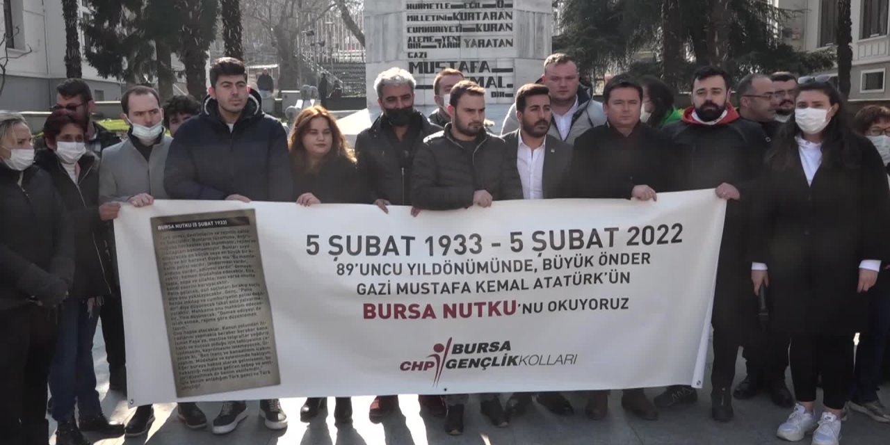 CHP Bursa Gençlik Kolları, Atatürk Anıtı önünde Bursa Nutku'nu okudu