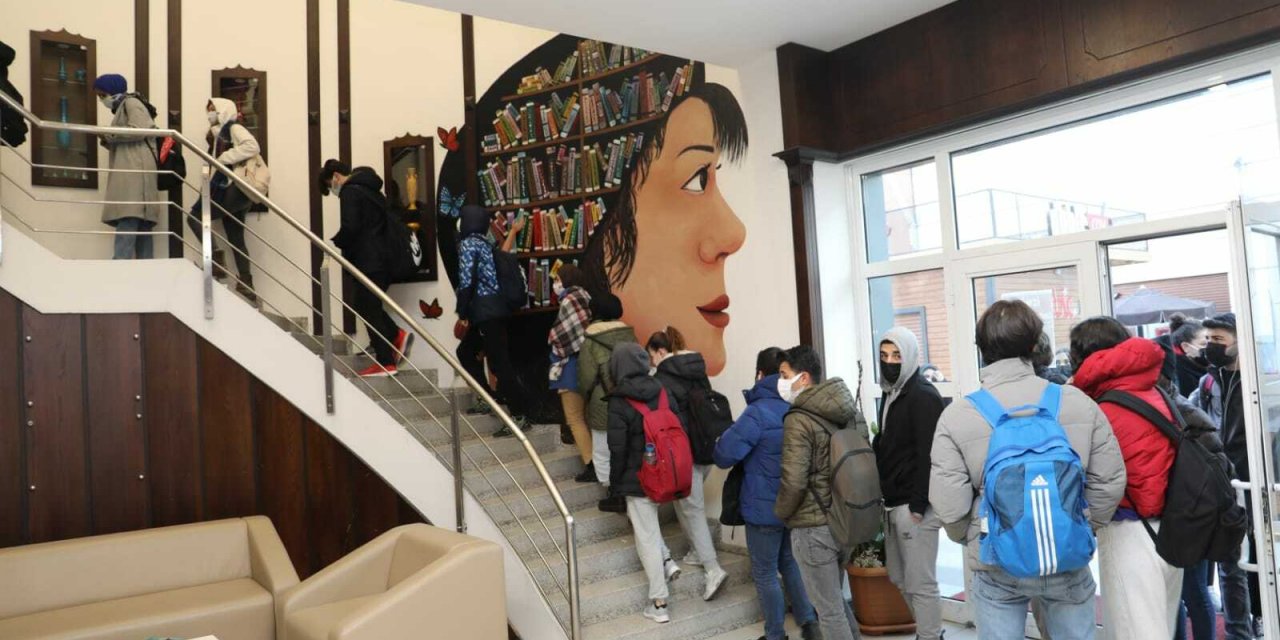 İzmit Belediyesi Kütüphanesi'ni ayda 6 bin kişi ziyaret ediyor