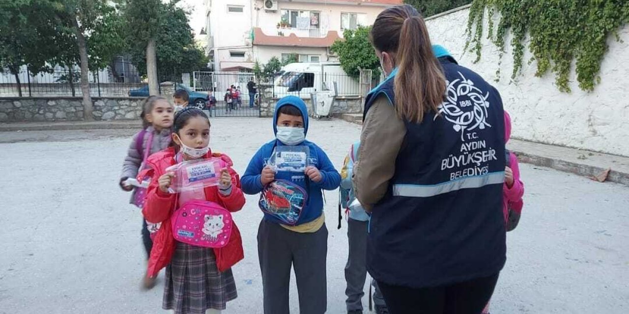 Aydın Büyükşehir Belediyesi, maske dağıtımını sürdürüyor