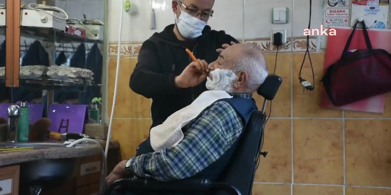 Aydın'da yüksek faturalar nedeniyle dükkanını ısıtamayan berber lokantacının verdiği közle ısınıyor