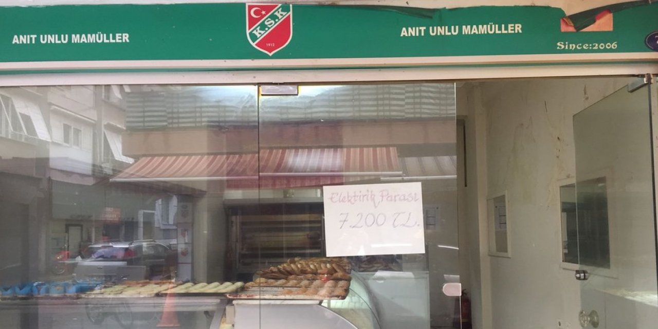 Esnaf, faturaları camlarına asarak elektrik zammına tepki gösteriyor