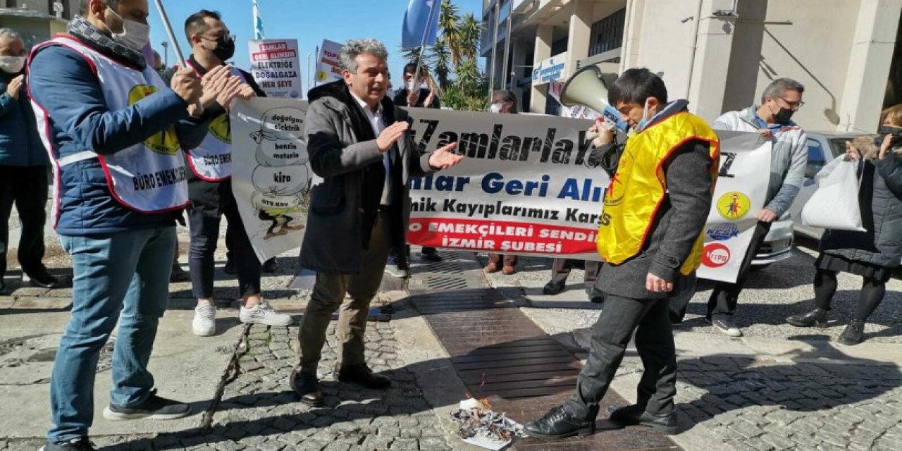 İzmir'de memurlar fatura yaktı: 'Yalandan dolandan, talandan bıktık'