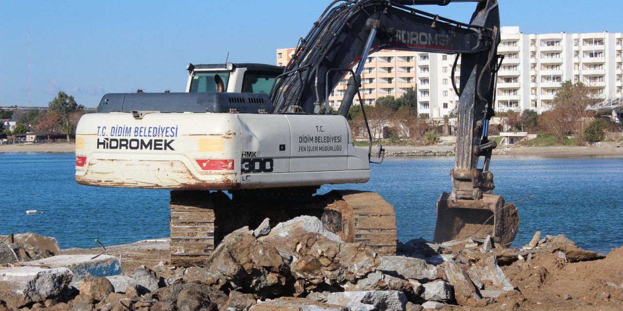 Didim Belediyesi kaçak yapıları yıkarak, bir sahili daha halka kazandıracak
