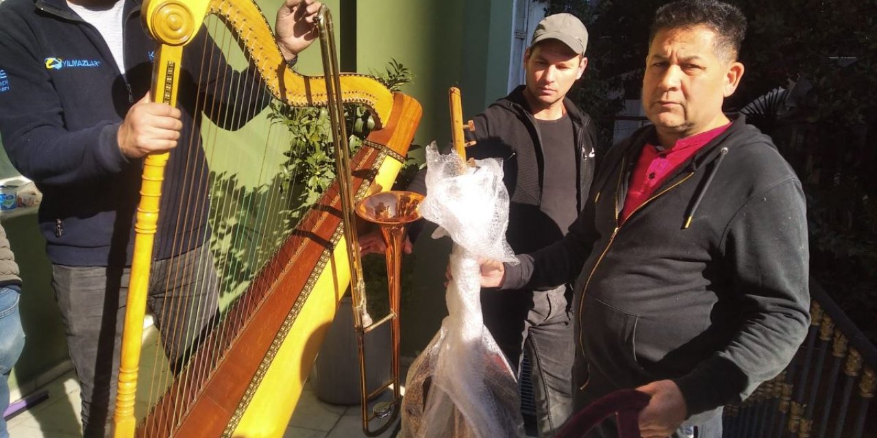 Kültür Bakanlığı, BASAD’taki tarihi eserleri polis eşliğinde sokağa attı