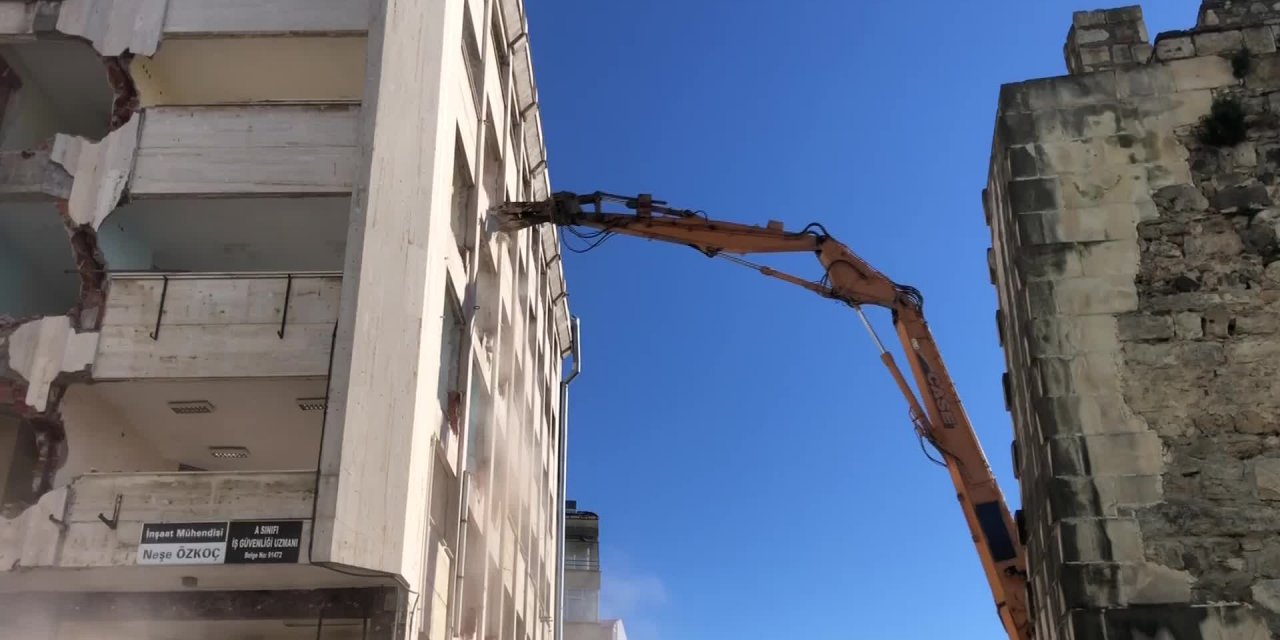 Sinop'ta Özel İdare İş Hanı yıkılıyor