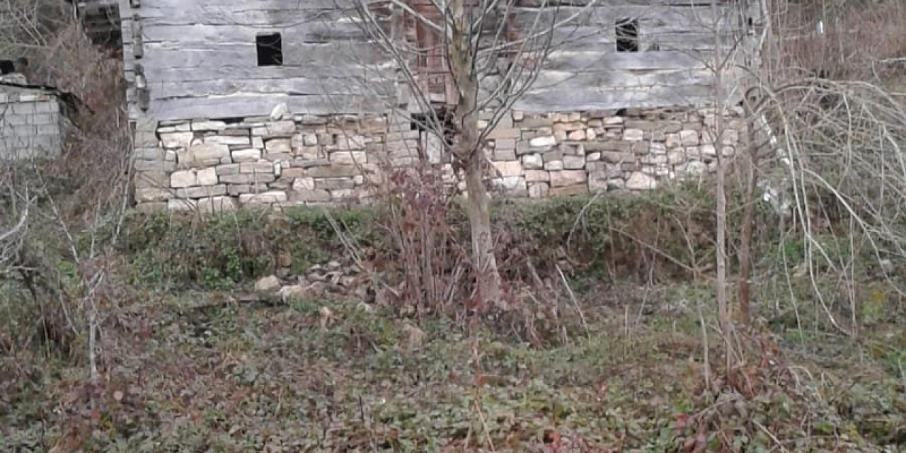 Çatalzeytin'de heyelan, 7 ev temelinden kaydı