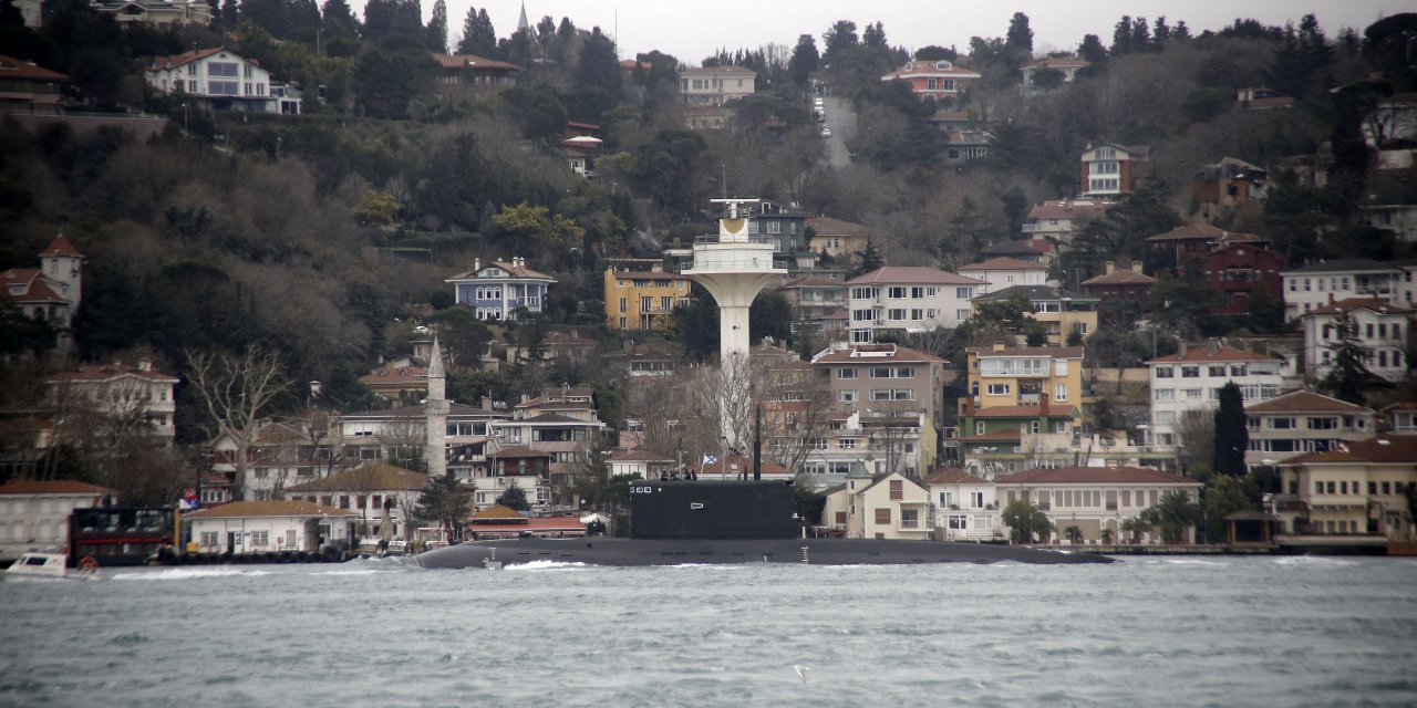 Rus denizaltısı İstanbul Boğazı'ndan geçti