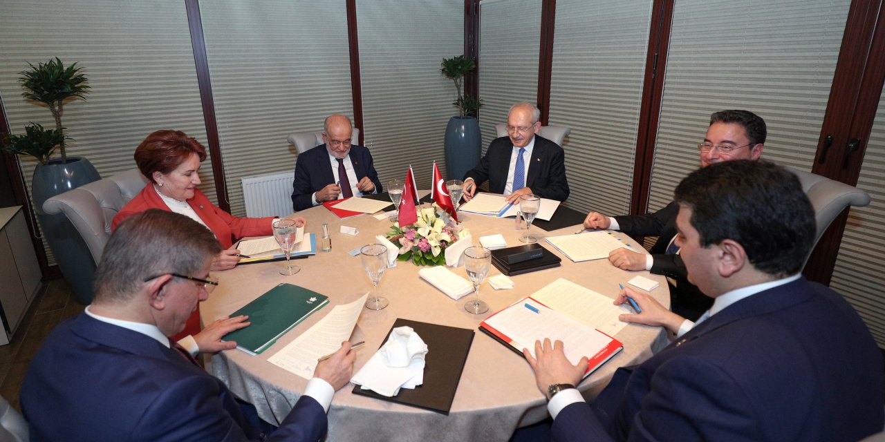 “Liderler Zirvesi” bildirisinin ıslak imzalı halini genel başkanlar anı olarak aldı