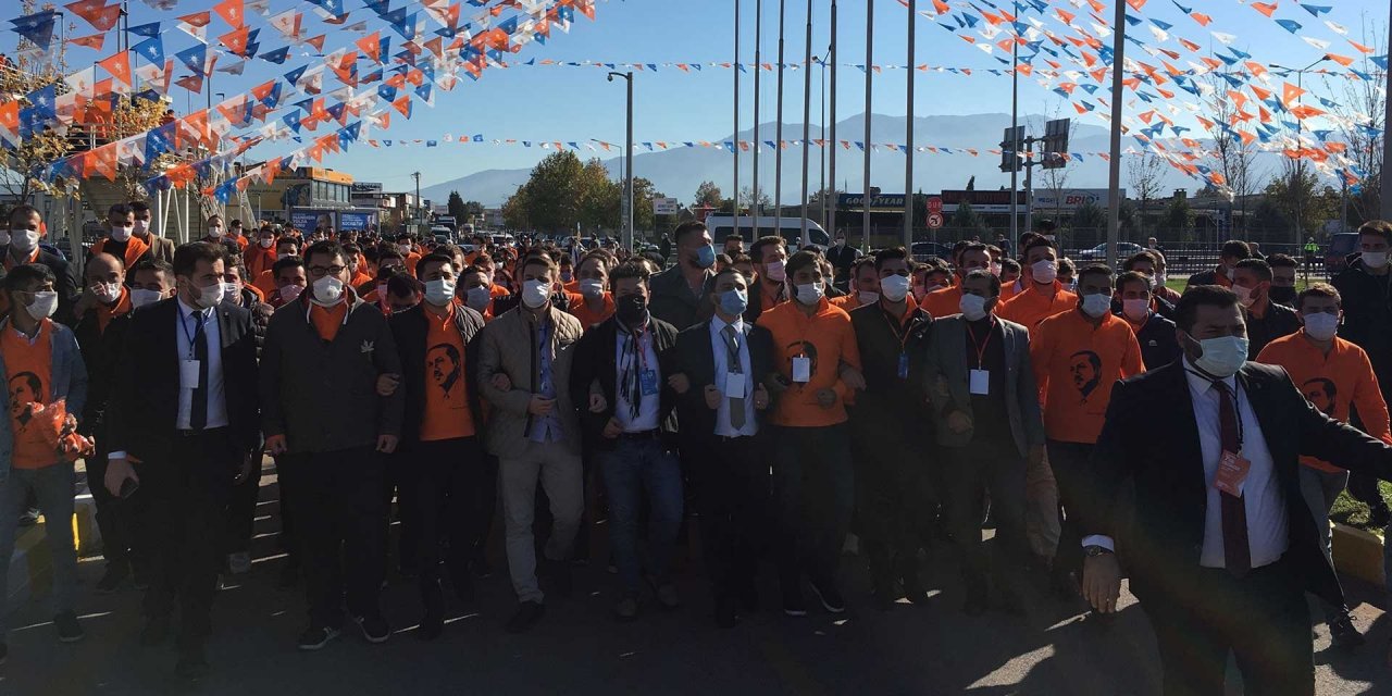 Tayyip Erdoğan'ın katılımıyla gerçekleşen AKP Kocaeli İl Kongresi'nde koronavirüs tedbirleri hiçe sayıldı,