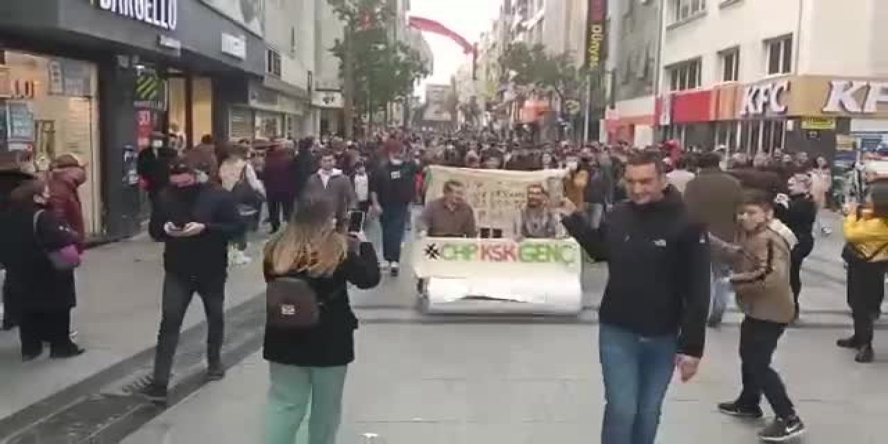 Kendi arabalarını yaptılar, akaryakıt fiyatlarını protesto ettiler