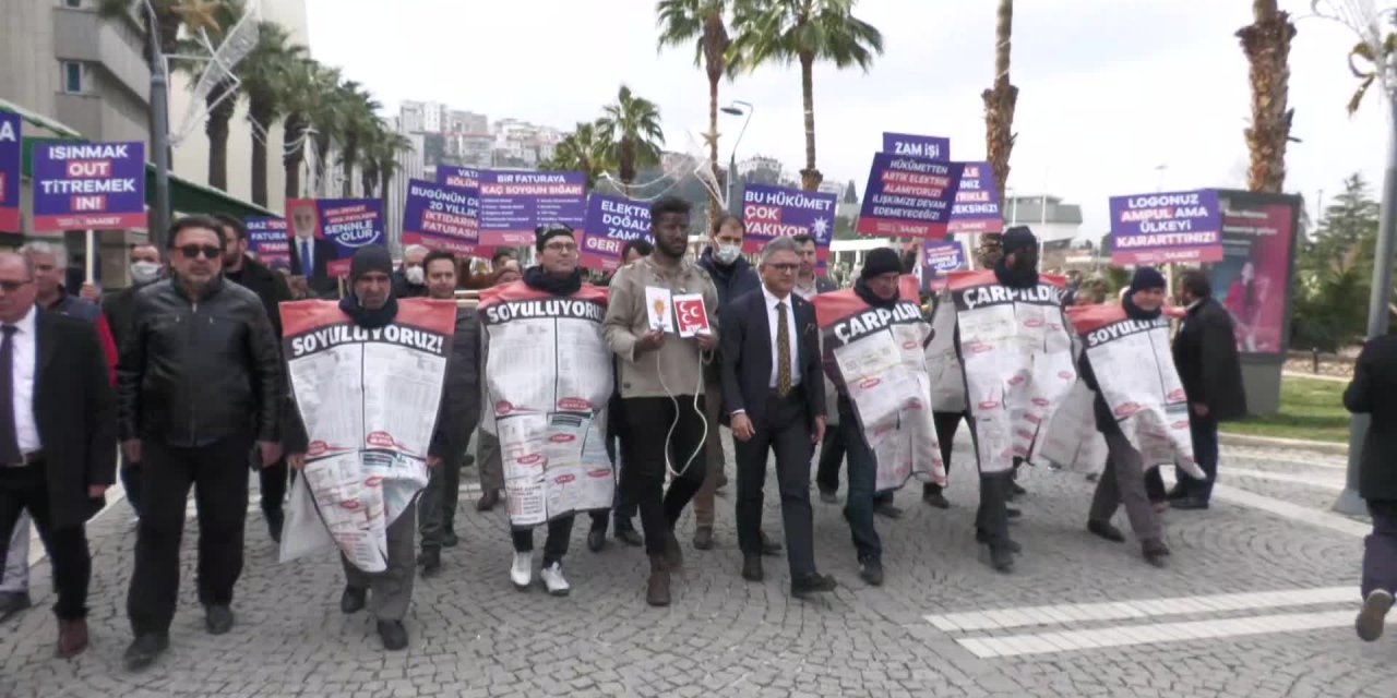 İzmir'de 'elektrik çarpmış yurttaş' mizansenli protesto