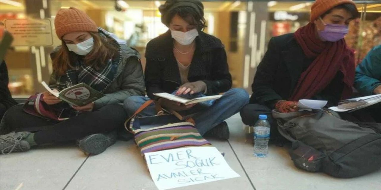Kadınlardan oturma eylemi: 'AVM'ler sıcak, evlerimiz soğuk'